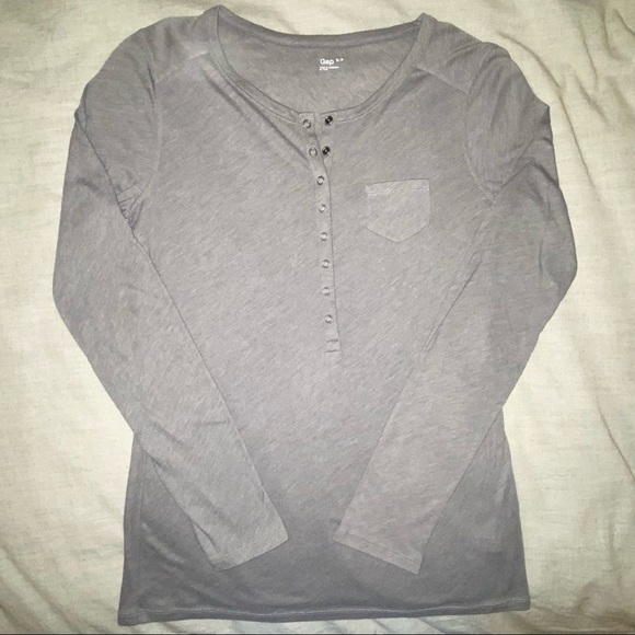 🎈$5 Find! GAP Grey tshirt. Long sleeve snap up front. - Picture 6 of 6